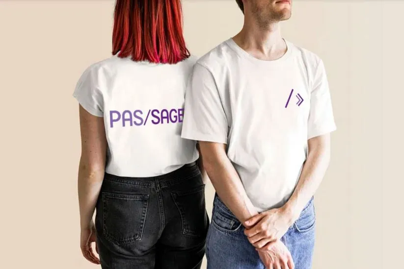 Mockup d'un chandail blanc avec logo avant/arro&egrave;re